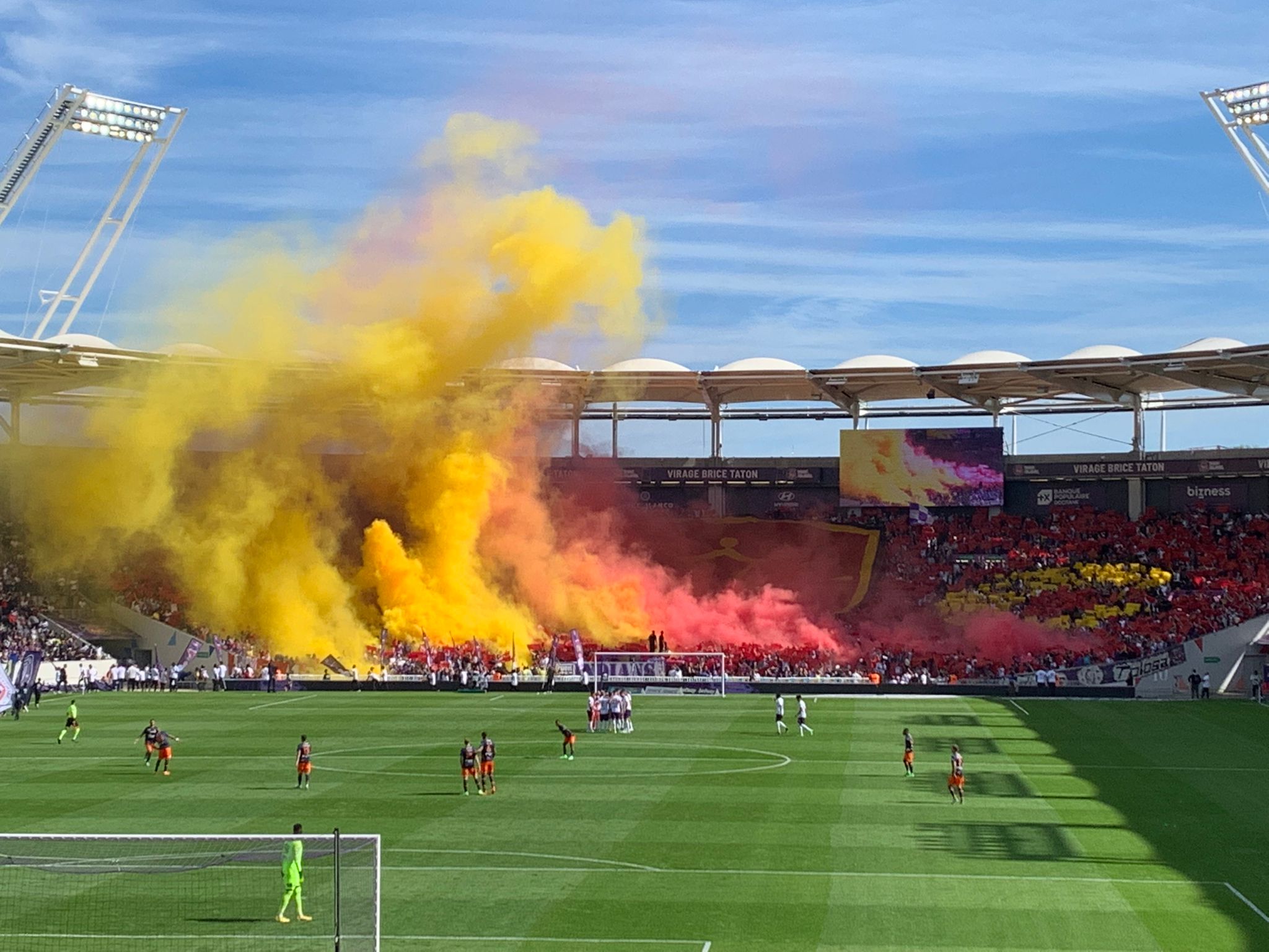 Fumigènes dans les stades de Ligue 1 : entre culture des tribunes et interdiction