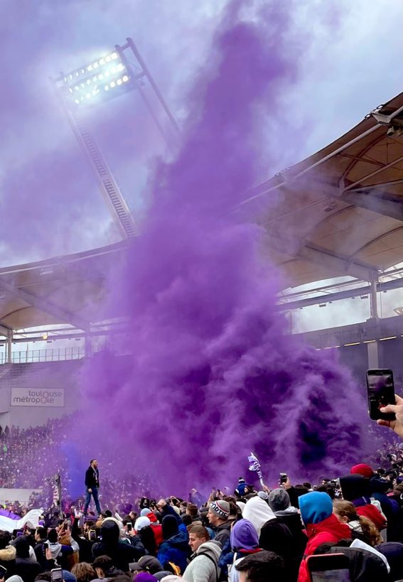 fumigène violet lors d'un match au stadium à Toulouse